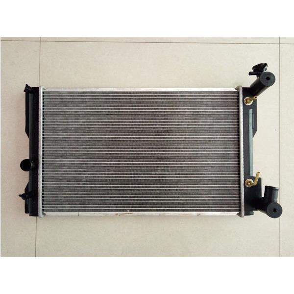 Auto radiators ar plastmasas tvertni